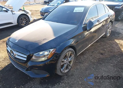 2017 Mercedes-Benz C 300 4Matic z USA, uszkodzony, nr VIN 55SWF4KB3HU187230